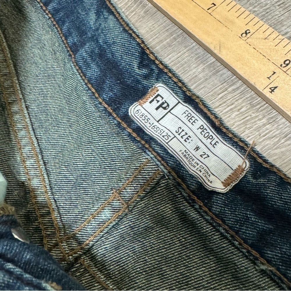 FREE PEOPLE 5 Button Fly Frayed Distressed Raw hem Denim Shorts 27 - Picture 4 of 8
